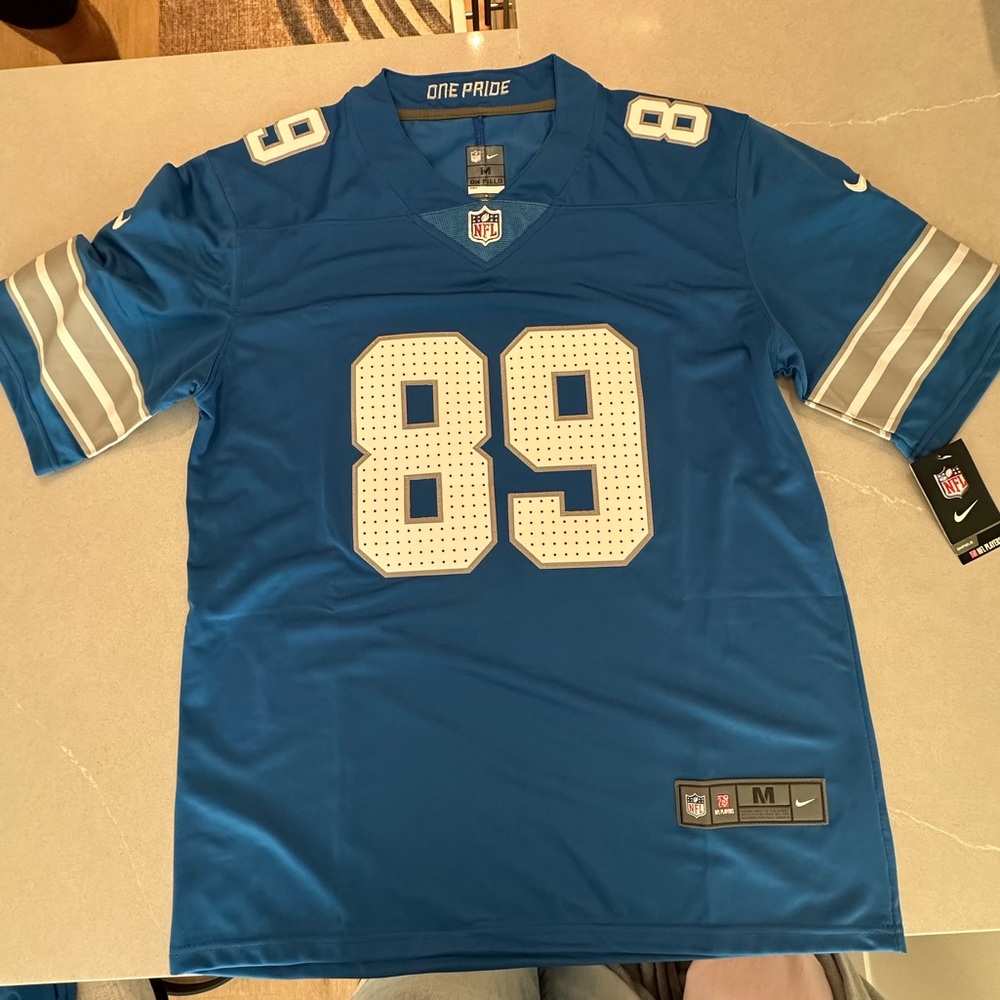Detroit lions Dan Campbell #89 jersey size medium but runs huge